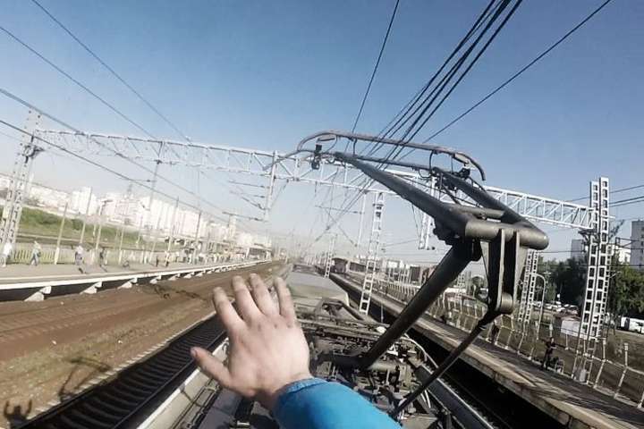 На Київщині п’яний молодик вирішив екстремально розважитись, видершись на потяг