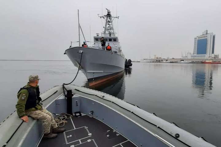 В Одессе к военному причалу пришвартовались патрульные катера Island