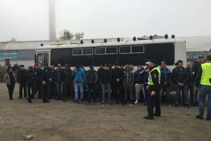 Поліція провела масове затримання мігрантів-нелегалів на ринку «Троєщина» (фото)