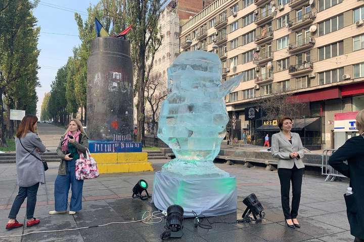 У центрі Києва з’явилася льодова скульптура (фото)