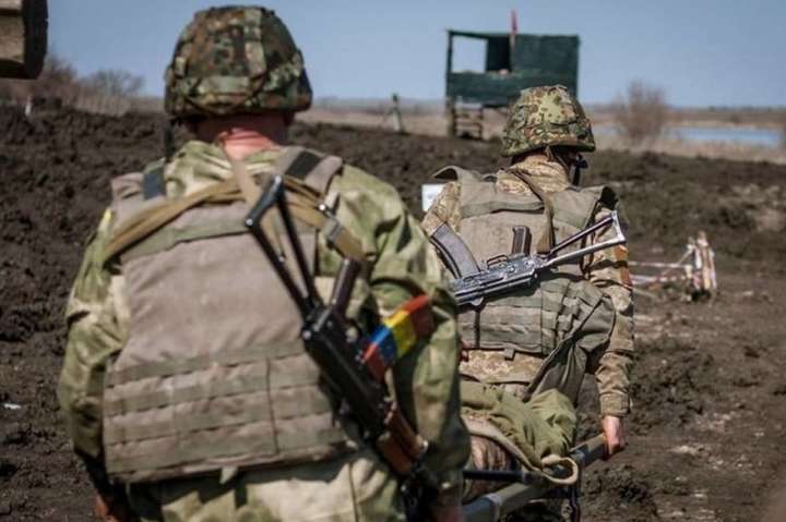 Терористи на Донбасі 16 разів обстріляли українських бійців
