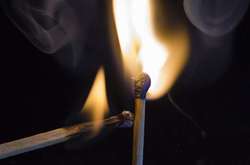 На Харківщині обурений чоловік другий день погрожує самоспаленням біля податкової