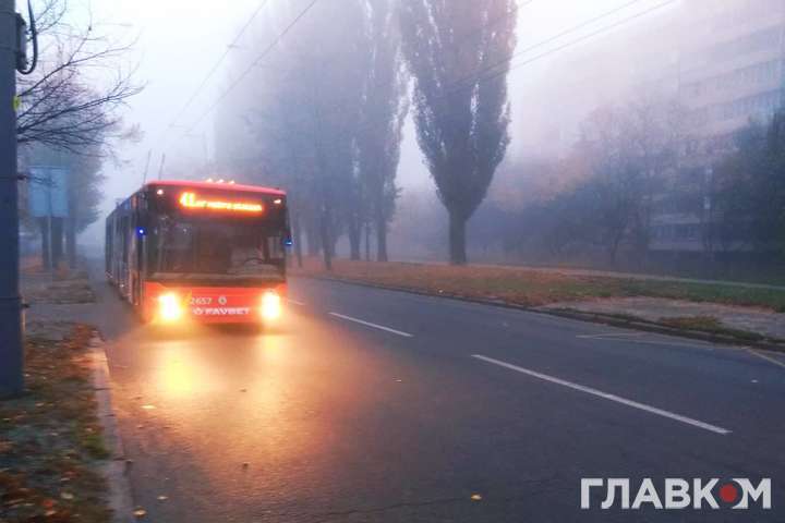 Густий туман знову поглинув Київ (фото)
