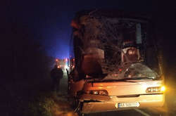 На Рівненщині пасажирський автобус зіткнувся з вантажівкою, є загиблий