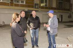 Экскурсия по руинам. Знаменитые канадские хоккеисты попали в киевский спорткомплекс (фото)