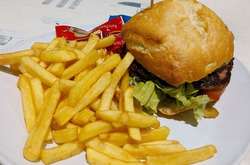 Трансжири в основному містяться в дешевій продукції, фаст-фудах, смаженій їжі