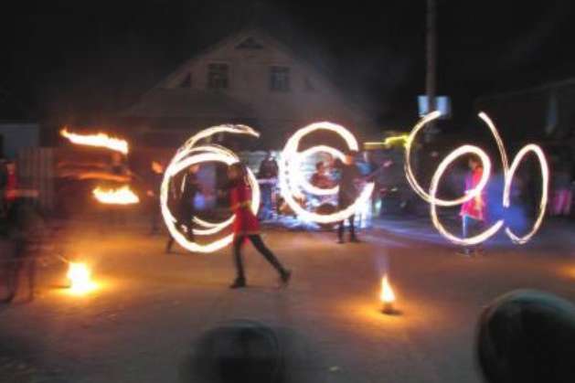 У Стрижавці вихованці циркового гуртка показали вогняне шоу