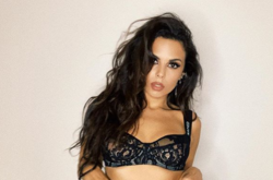 Настя Каменских в крошечном бикини показала восхитительное тело на берегу океана