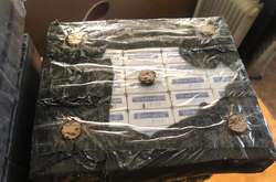 На Закарпатті контрабандисти «примагнітили» цигарки до вагонів (фото)