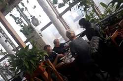 У кафе жінки підсипали чоловікові невідому речовину, від якої він втратив відомість