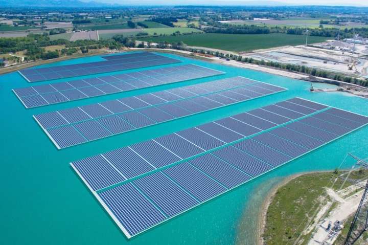 У Франції збудували першу сонячну електростанцію на воді