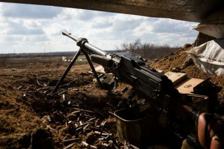 Терористи на Донбасі 13 разів обстріляли українських захисників