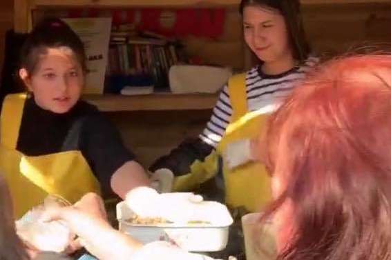Дочка Зеленського готувала та роздавала їжу бідним людям (фото)