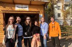 Олександра Зеленська разом з однокласниками роздала їжу нужденним