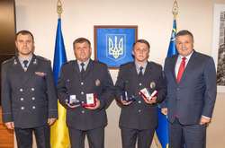 Поліцейські, які знайшли викрадене під Києвом немовля, отримали нагороди