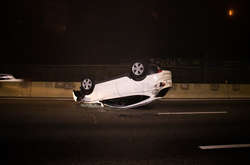 Автомобіль перекинувся на дах