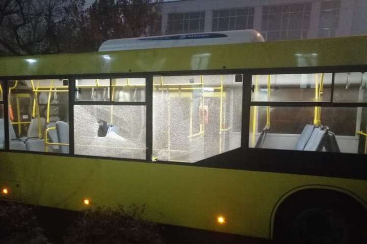 У Києві закидали камінням автобуси із футбольними вболівальниками