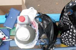 У жінки виявили   ємності з рідкою речовиною та згортки з білою речовиною  