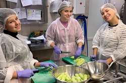 15-летняя дочь Зеленского накормила малоимущих (фото)