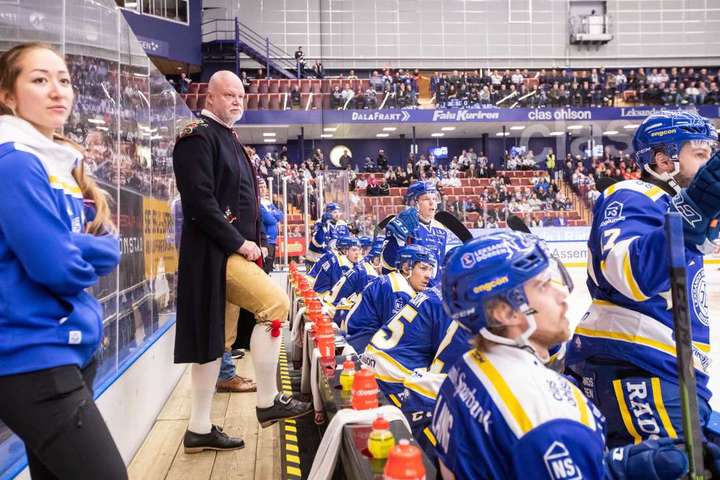Шведський хокейний тренер після семи поразок надів на матч костюм 18 століття
