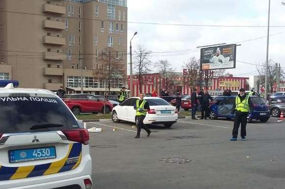 В поліції кажуть, що біля супермаркету в Харкові були «бандитські розбірки»