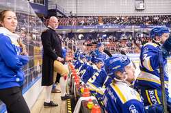 Шведский хоккейный тренер после семи поражений надел на матч костюм 18 века