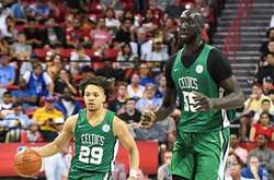 В настоящий момент Фолл является самым высоким баскетболистом, выступающим в НБА.