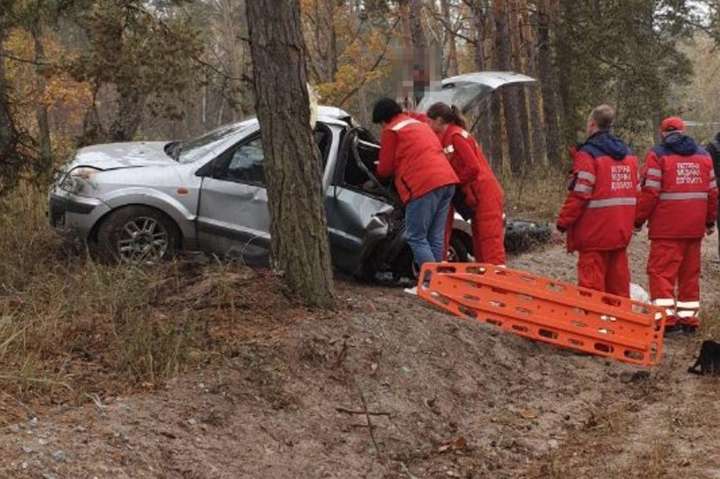 Смертельна ДТП під Києвом: Ford злетів із дороги і врізався в дерево (фото)