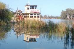 Австралийская пара превратила старинную лодку в роскошный плавучий отель