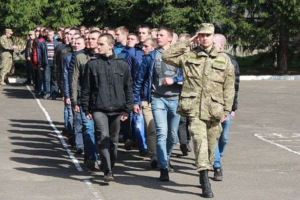Офіс Зеленського хоче повернути призов на строкову службу в армію з 18 років