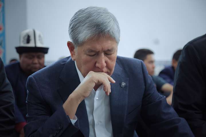 У Киргизстані суд продовжив арешт експрезиденту Атамбаєву