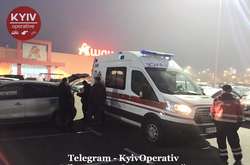 Жінка випила отруту на парковці через розлучення з чоловіком