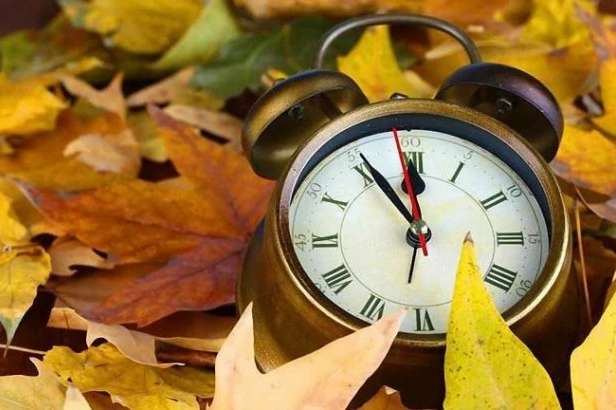 У неділю, 27 жовтня, о четвертій годині ранку Україна перейде на зимовий час. Як пережити переведення годинників