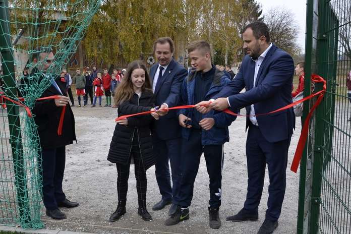 У Хмільницькій школі відкрили сучасний футбольний майданчик