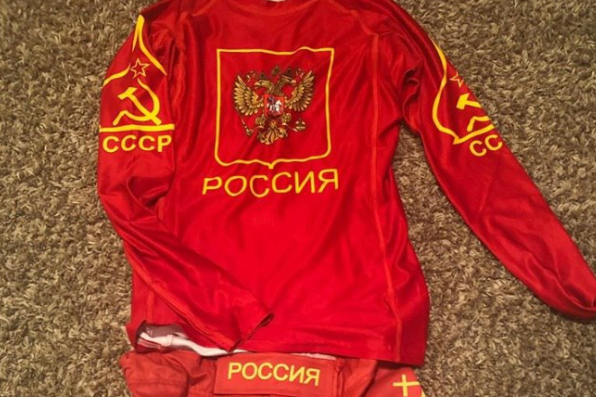 У США українця змусили одягти форму збірної Росії з символікою СРСР