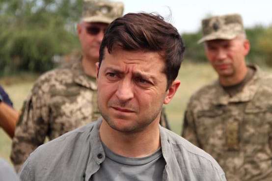 Президент України Володимир Зеленський - «Мені зайти зброю забрати?»: Зеленський у Золотому посварився с добровольцем