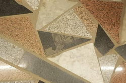 Могильні плити з портретами померлих знайшли в підлозі торгового центру (відео)