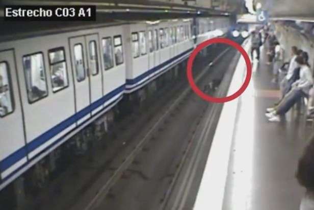 В Іспанії пасажирка метро захопилася телефоном і впала під потяг