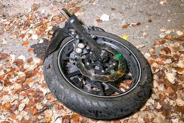 В Києві у жахливій ДТП розірвало мотоцикл (відео)
