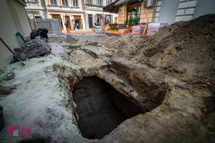 У центрі Львова знайшли підземелля з людськими рештками і старовинним посудом