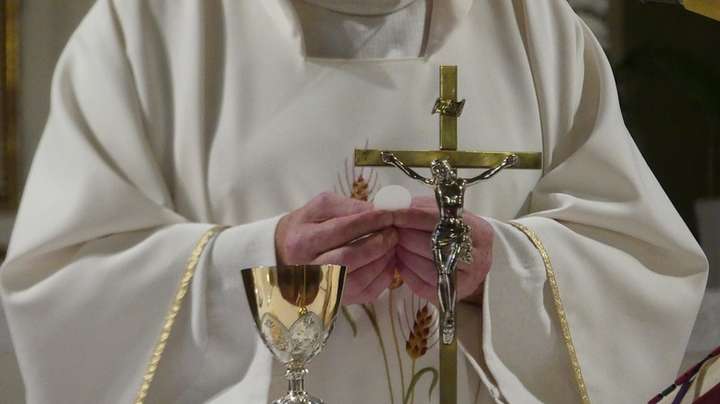 Ватикан розглядає можливість дозволити одруженим стати священиками