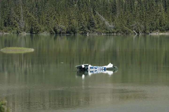 У Канаді легкомоторний літак впав в озеро: три людини зникли безвісти