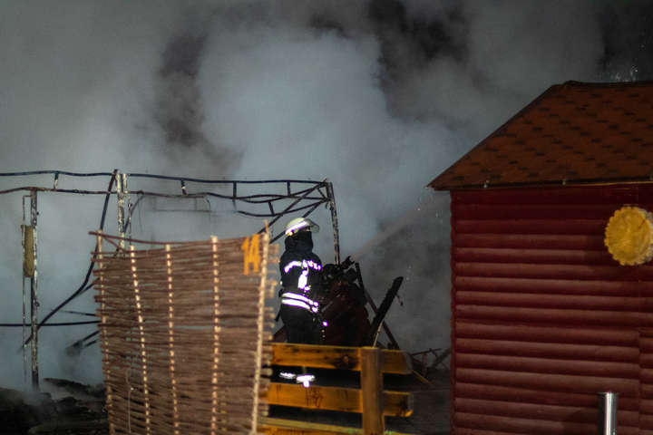 Пожежа із вибухом: вночі у Гідропарку горіло кафе (фото, відео)
