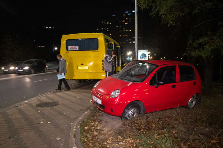На Русанівці автобус із пасажирами протаранив автомобіль (фото, відео)