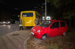 На Русанівці автобус із пасажирами протаранив автомобіль (фото, відео)