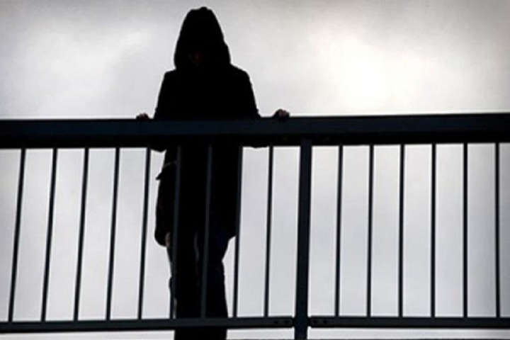 На Позняках дівчина намагалася стрибнути з моста через зраду чоловіка