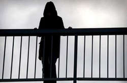 Дівчина стояла біля перил мосту і хотіла стрибати вниз