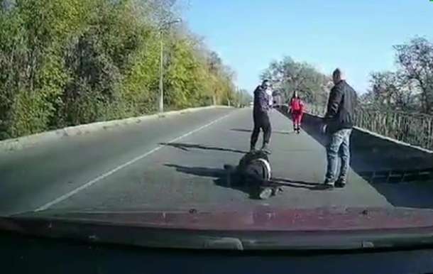 Під Дніпром пацієнт випав на ходу зі швидкої: відео інциденту