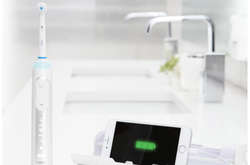 Під час чистки зубів щіткою зі штучним інтелектом у фірмовому додатку на телефоні активується таймер і підказки, як слід далі проводити процедуру