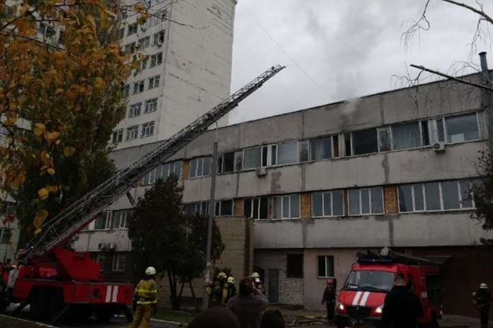 У лікарні швидкої допомоги в Києві сталася пожежа: евакуйовано пів сотні людей (фото)